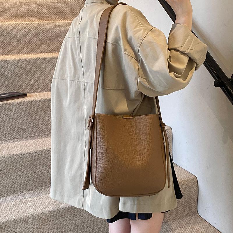 Retro casual shoulder bag women's new fashion solid color bucket bag small bag trendy commuter messenger bag