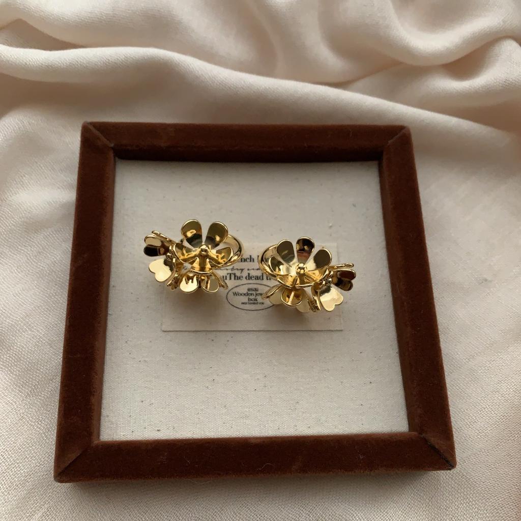 Beautiful Retro Light Luxury High Sense French Three-Dimensional Petal Metal Flower Earrings Temperament Light Luxury Stud Earrings Women