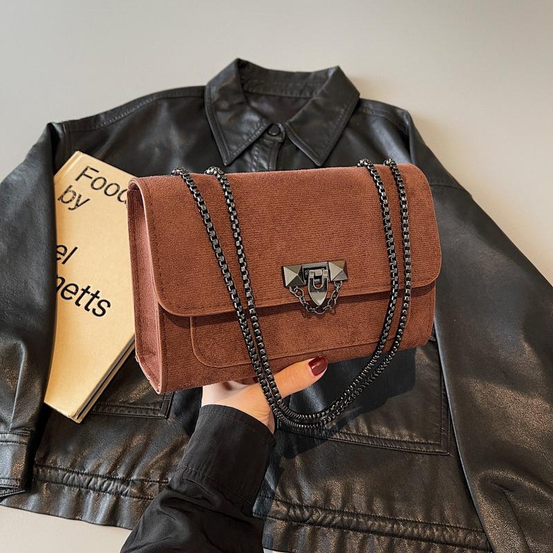 

Women s bag winter new fashion trend chain bag underarm bag commuter versatile baguette messenger bag темно-коричневого
