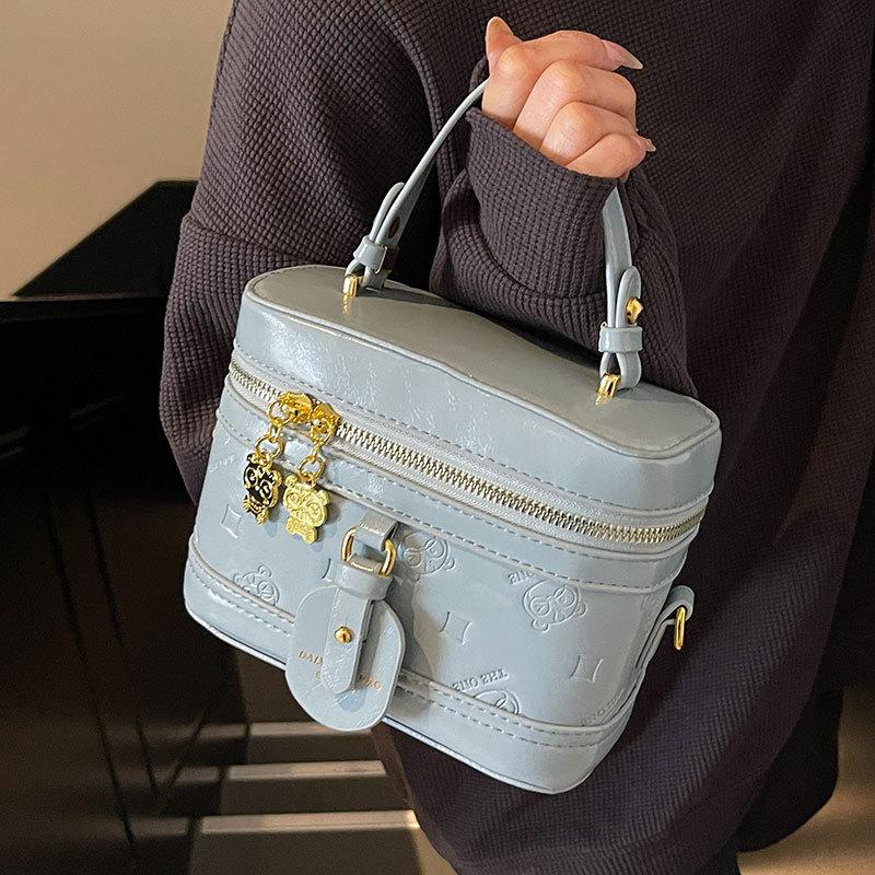 This Year's New Popular Temperament, High-end Sense, Portable Box Bag, Casual, Simple and Versatile, Cute Embossed Messenger Bag.