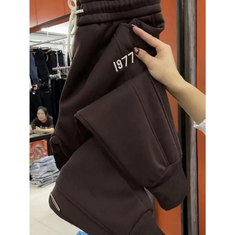 

Женские осенне-зимние флисовые повседневные спортивные брюки свободного кроя с манжетами, кулиской и вышивкой, гаремные брюки 3XL кофейный