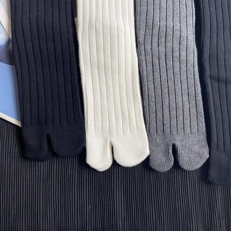 High Quality Cotton Women Two Toe Spring Autumn Winter Warm Socks Fashion Retro Striped Japanese Tabi Socks Thick Thread Needles
