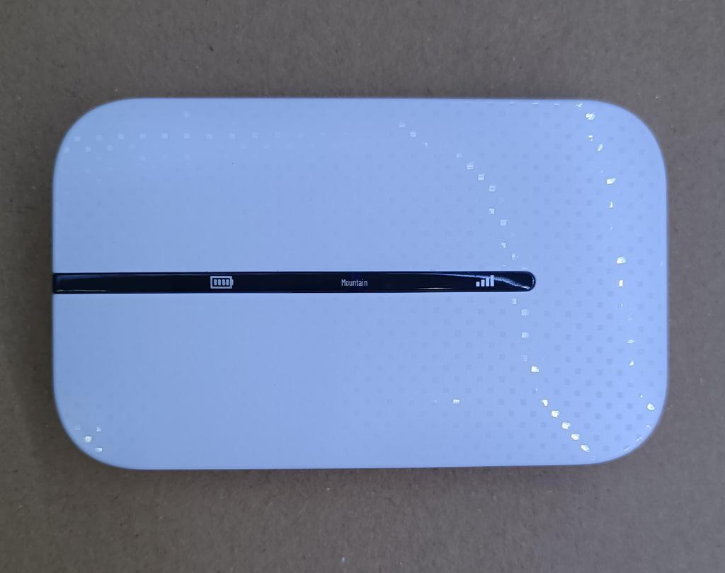 M8 Tri-Network Portable 4G Car WiFi Router with SIM Card Slot