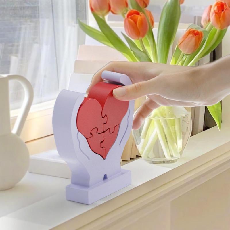 DIY silikonová forma s epoxidovými rukama držícími srdce