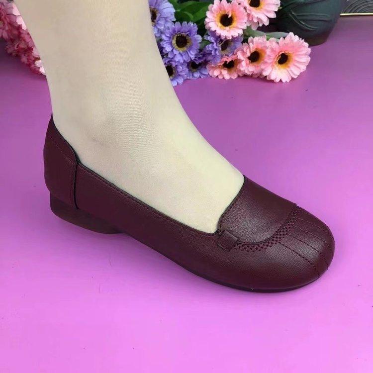 

Мягкая кожа говяжье сухожилие мягкая подошва материнская обувь весна 2025 новые женские повседневные кожаные туфли среднего и пожилого возраста нескользящие одинарные туфли легкие 40