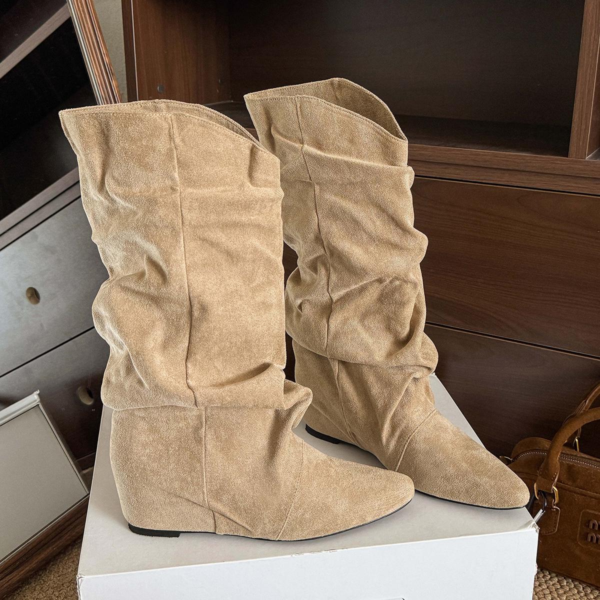 

Хаки Искусственная замша Сапоги до середины икры для женщин Модные Остроносые Плиссированные Сапоги в западном стиле Женские Слипоны Осенне-зимние Ботильоны 40