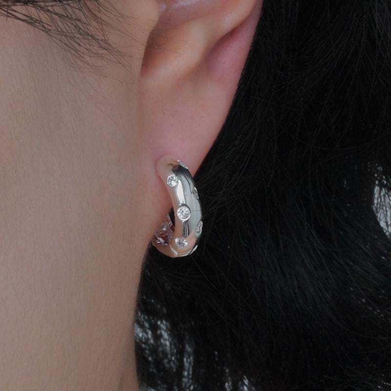 

POSTLUDE [silver] SLIM DOTTED CZ HOOP EARringS single type