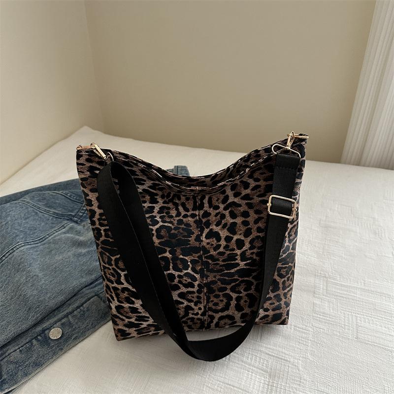 

Foreign style autumn large-capacity bag shoulder bag 2024 new bag women s bag ins messenger bag fashion bucket bag коричневий