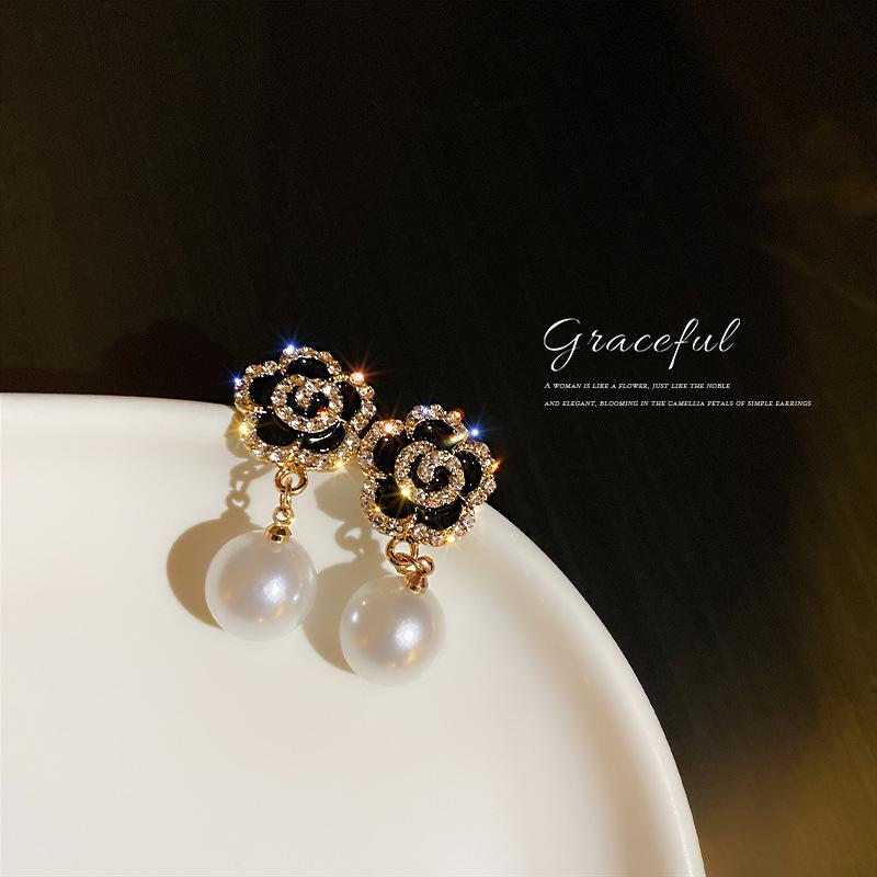 Boucles d'oreilles tendance haut de gamme en argent, cristal et perle 2023: Déclaration Exquise, Luxe Léger pour Femmes