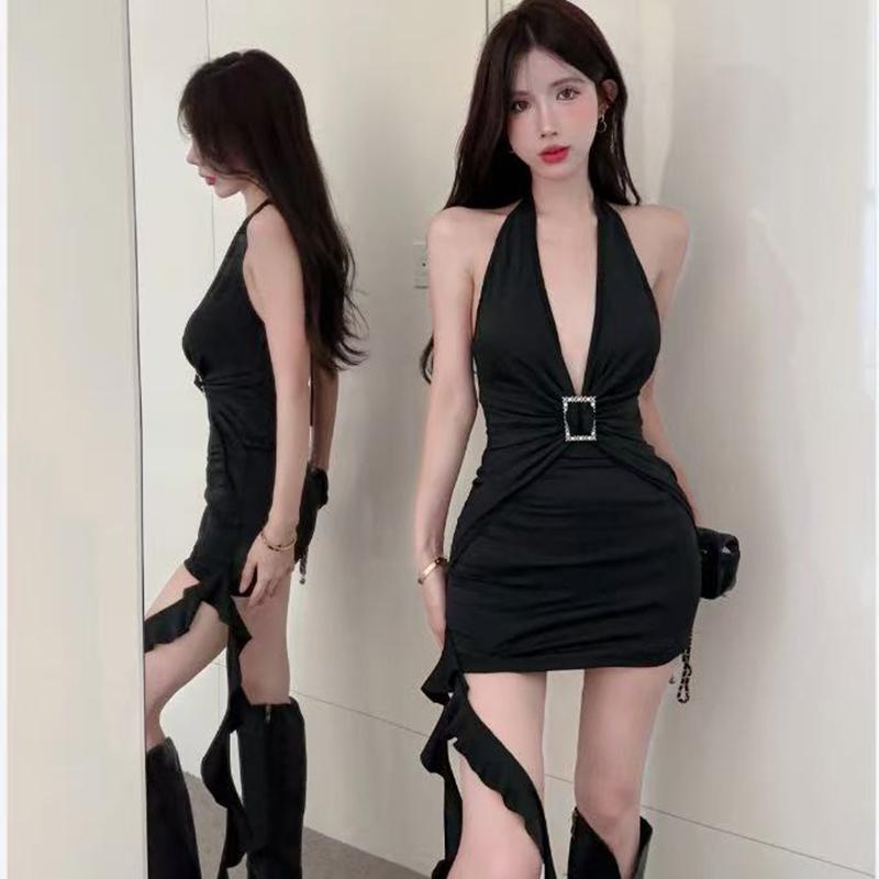 A new summer sexy deep V-neck halter dress for women with waist bag and exposed back to make them look slimmer