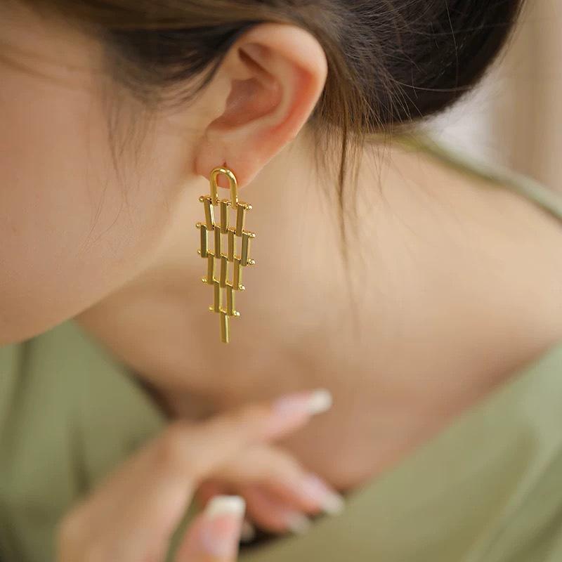 European and American retro earrings, cold wind, high-end earrings, temperament integrated earclips, women s hole-free niche temperament earrings