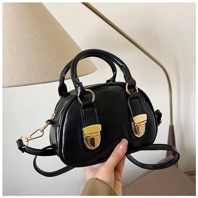 2024 New Arrival Chic Pu Shoulder Pillow Bag For Women Street Style