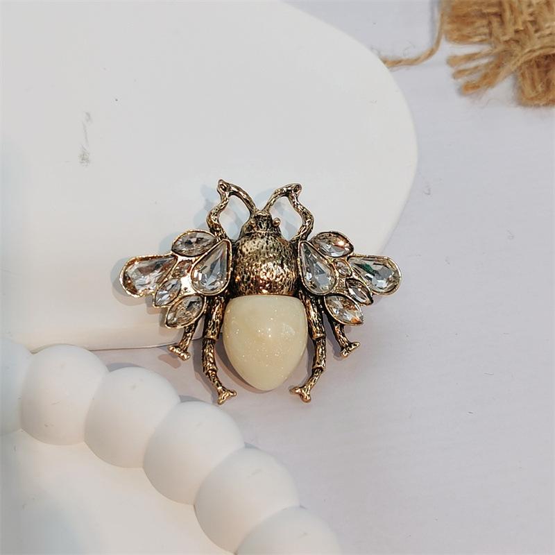 

Vintage Classic Women Bee Crystal Pin Badges Fashion Exquisite Elegant Insect Brooch