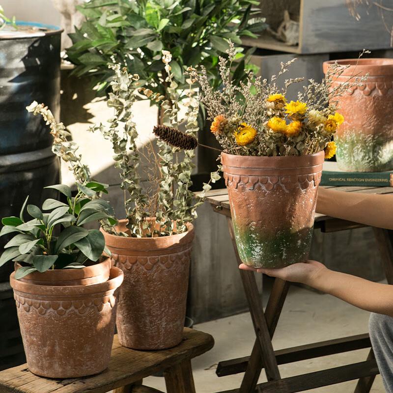 Handmålad cementkruka