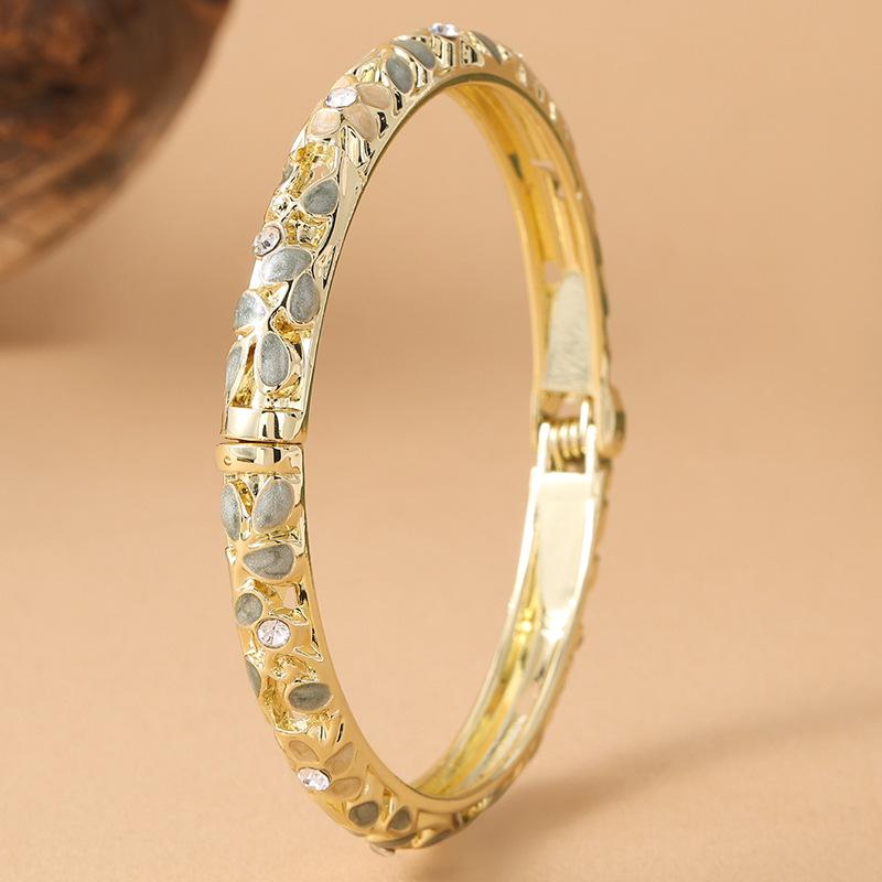 [Retro Chinese Filigree Cloisonne Drip Oil Bangle with Inlaid Diamonds and Hollow Enamel Design]