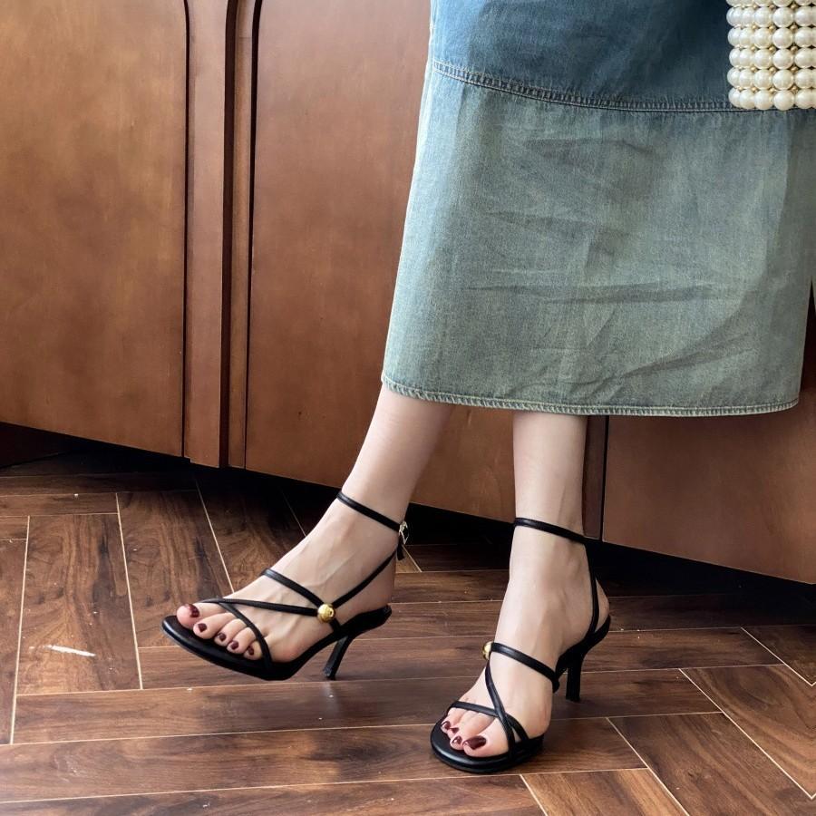 2025 summer thin strap metal decorative open-toed women's shoes fashionable commuting solid color medium heel sandals simple high heels