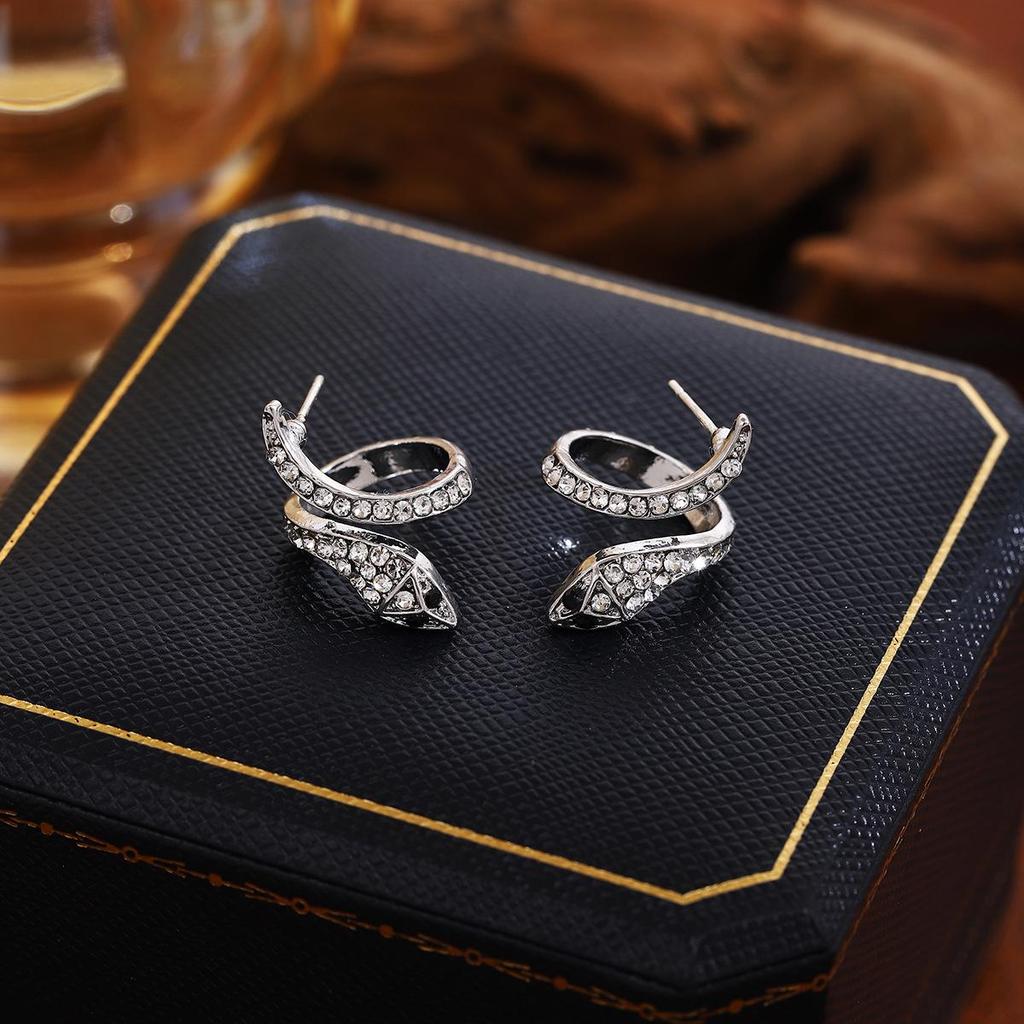 Exquisite Diamond-Encrusted Silver Snake Earrings – Luxurious, Unique Design with a Modern Style.