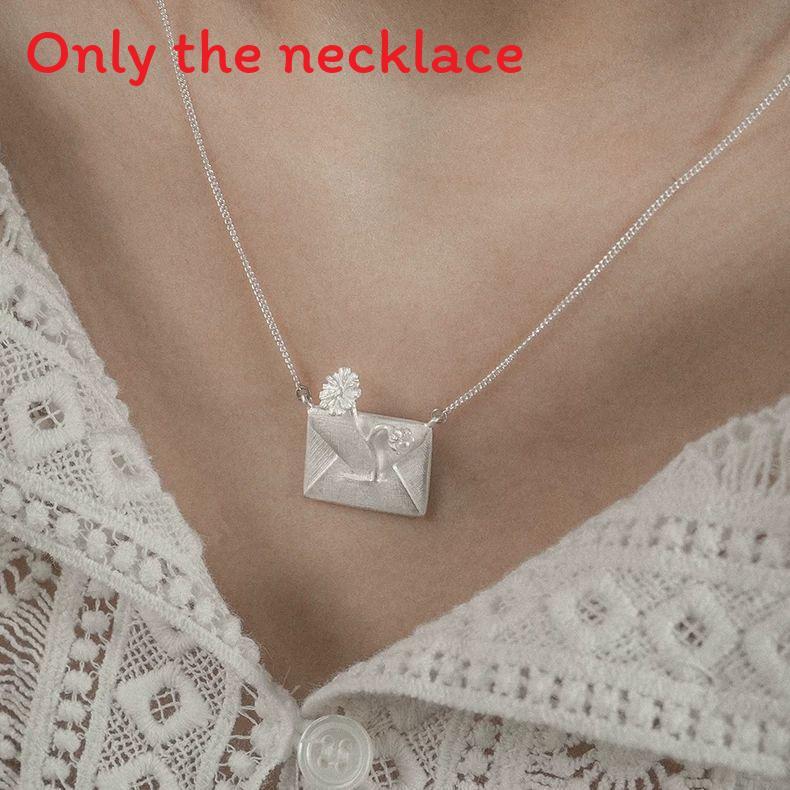 Daisy Letter Pendant Necklace With Pearl Chain For Elegant Women