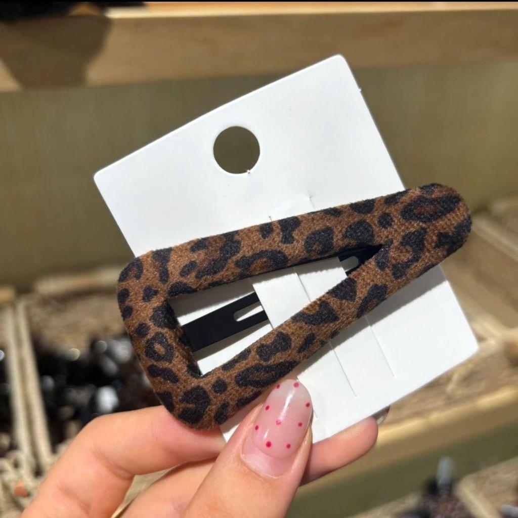 Leopard Print Fashionable BB Hair Clips: Pair of Stylish Japanese-Korean Adult Bangs Clips - Simple & Cute.