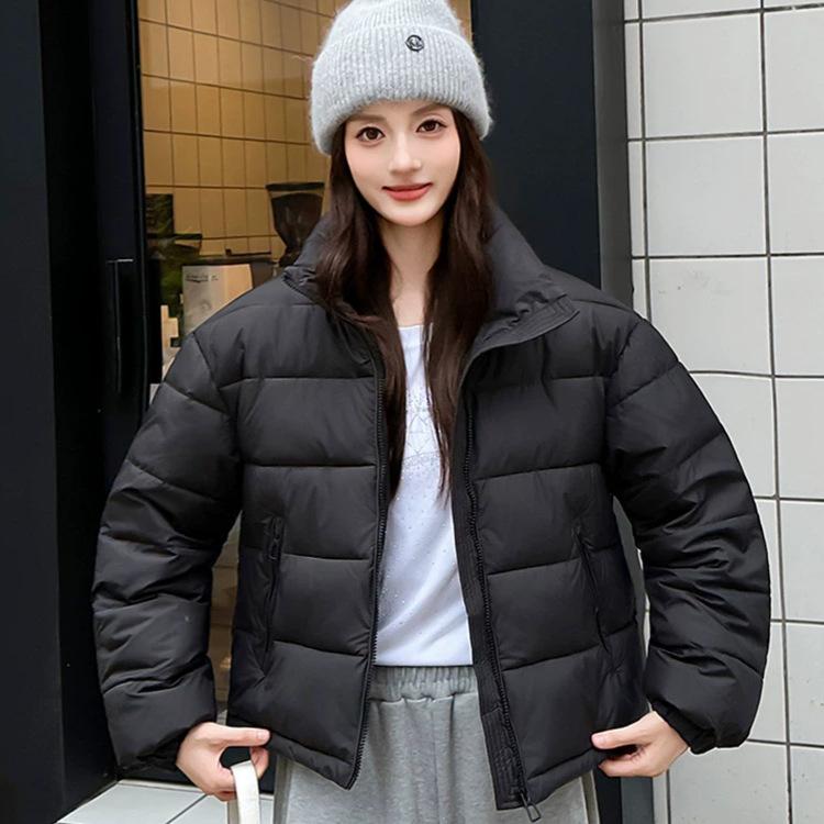 Women's thickened short bread cotton clothes, stand-up collar zipper jacket, and one piece is available in the supermarket.
