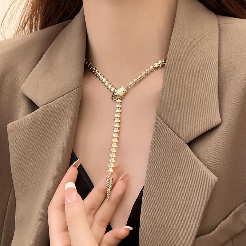 Colier Șarpe pentru Femei 2025 - Stil Nou Fierbinte, Design de Nișă, Choker Lung de Lux Ușor pentru un Aspect de Lanț de Pulover High-End