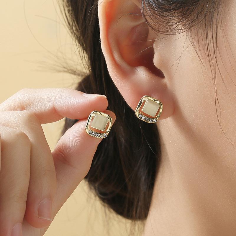 Exquisite Hollow Square Opal Crystal Stud Earrings for Women New Fashion Beautiful Crystal Ear Jewelry