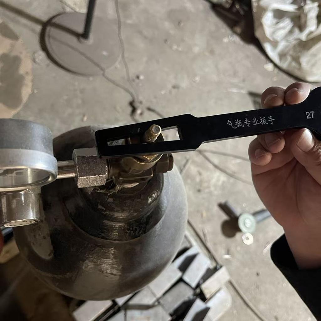 Clé à cylindre multifonctionnelle à prise confortable pour bouteilles de gaz, outil pour vannes en acier 45# avec poignée ergonomique, facile à transporter