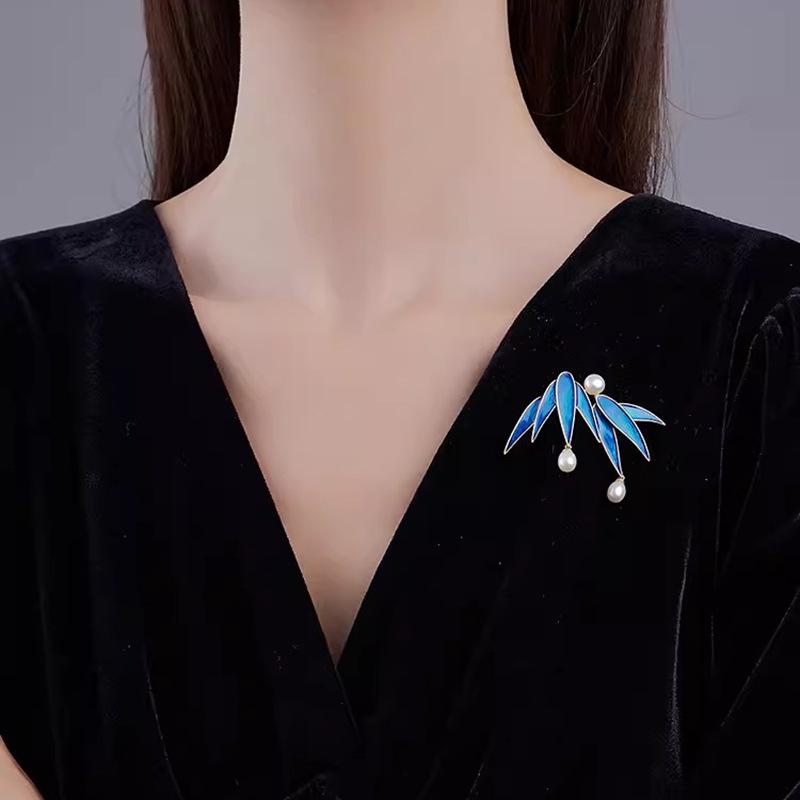 Elegant perle bambusblad brosje High-end kvinners nisjedesign korsasje Retro allsidig nål klestilbehør