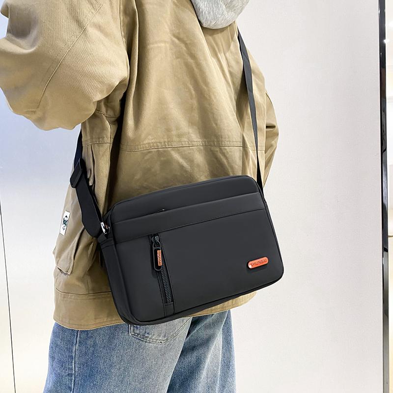 Pánská kabelka přes rameno Módní ležérní nylonová pánská taška messenger Stylový elegantní design Lehká pánská crossbody taška přes rameno