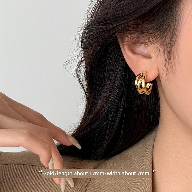 

[Сяннань] Серьги-кольца из серебра 999 пробы для женщин, нишевый дизайн, популярные новинки 2025 года, серьги высокого класса класса люкс 999 silver needle wound earrings Gold (two price)