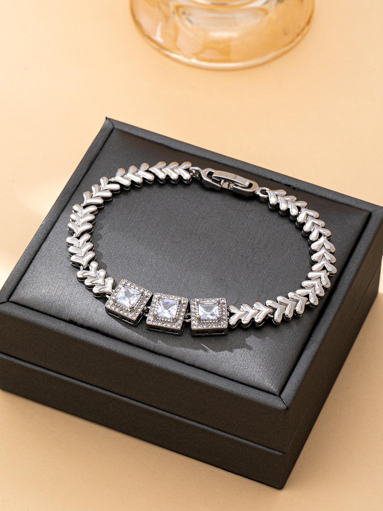 Элегантный геометрический медный браслет с фианитами в виде цветка для женщин серебряный