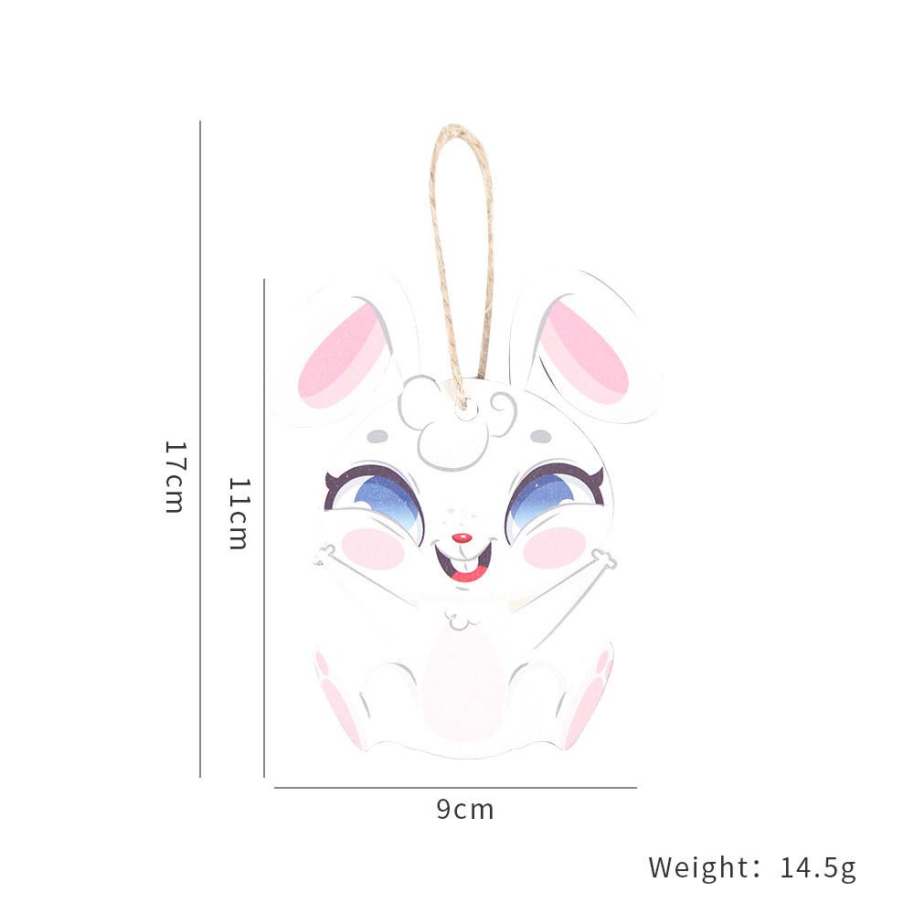 Entzückende Osterdeko mit bunten Holzanhängern in Hasen-, Küken- und Eiform