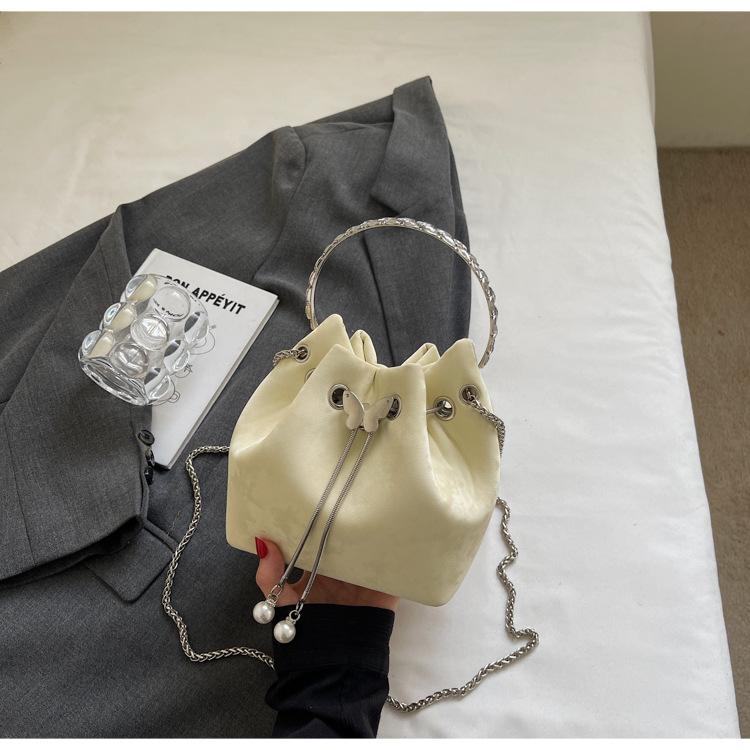 

New popular fashion hand carry bundle mouth bucket bag women 2025 Korean version ins simple and versatile single shoulder messenger bag жёлтый