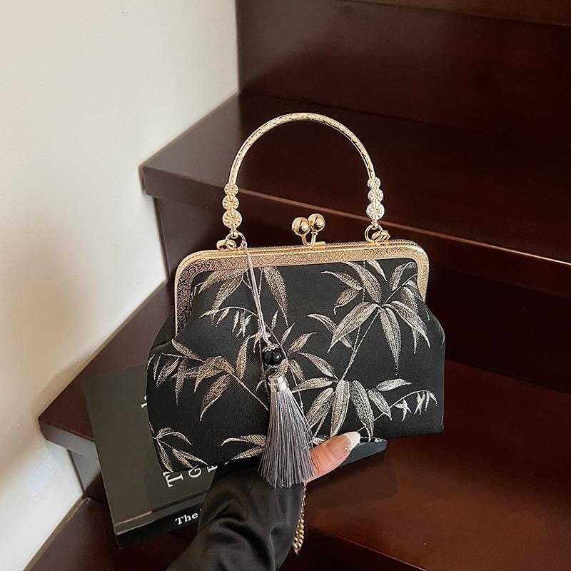 

Новое поступление складной сумки-чонсам в китайском стиле - элегантная сумка двойного назначения, которую можно носить в руке или через плечо, вдохновленная ханбоком, с изысканным мастерством изготовления