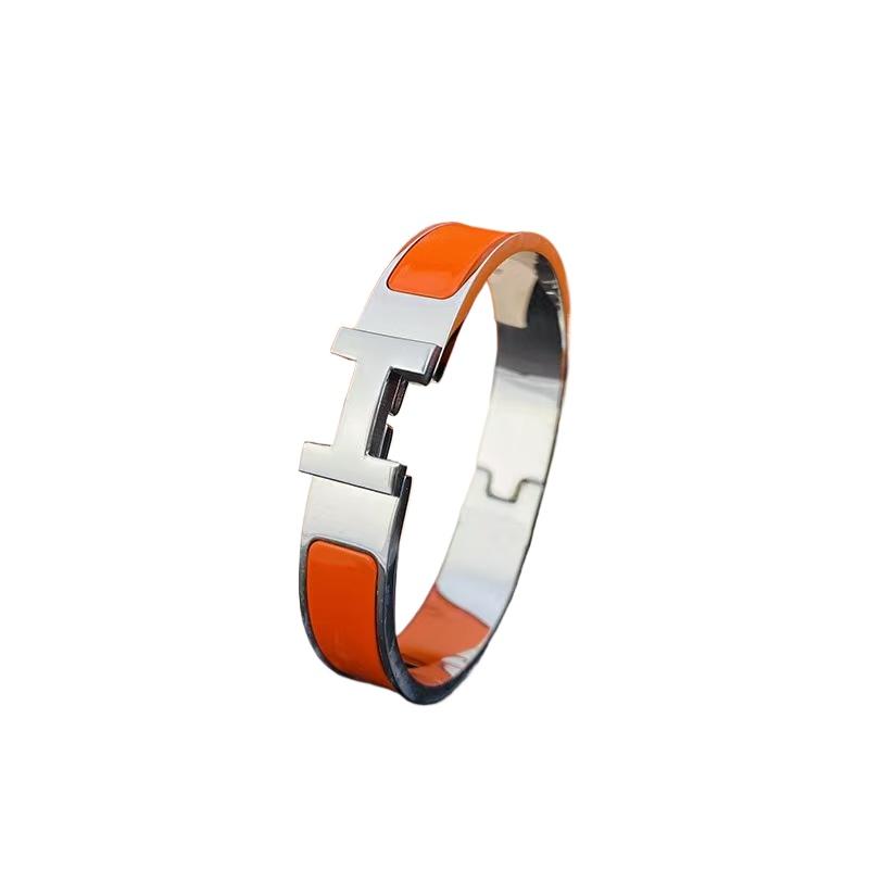 Klassisch Einfach Mode Unisex Leichter Luxus Trend Liebe Zuhause Buchstabe Titanstahl Armband Schmuck Tägliches Tragezubehör