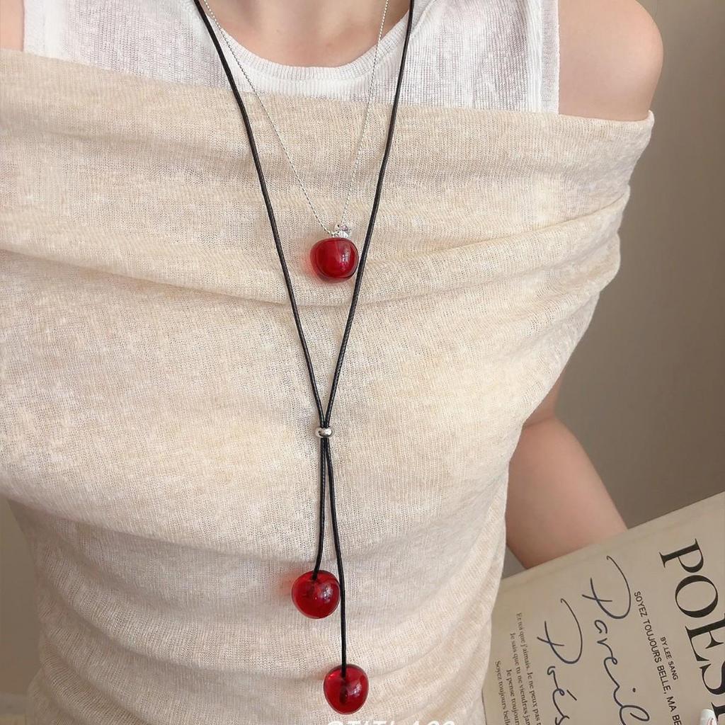 Wysuwany Naszyjnik z Wisiorkiem Czerwona Wiśnia dla Kobiet - Elegancki Długi Łańcuszek do Swetra Choker