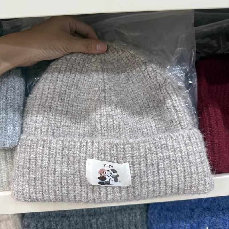 Versatile niche cartoon sticker showing thin wool hat for women, warm in autumn and winter, age reduction, small face, personalized knitted hat head