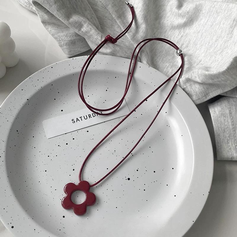 Collier Élégant avec Pendentif Fleur en Résine et Longue Chaîne, Chaîne Corde Ajustable, Chaîne Pull, Pendentif Charme Fait Main, Collier Décontracté