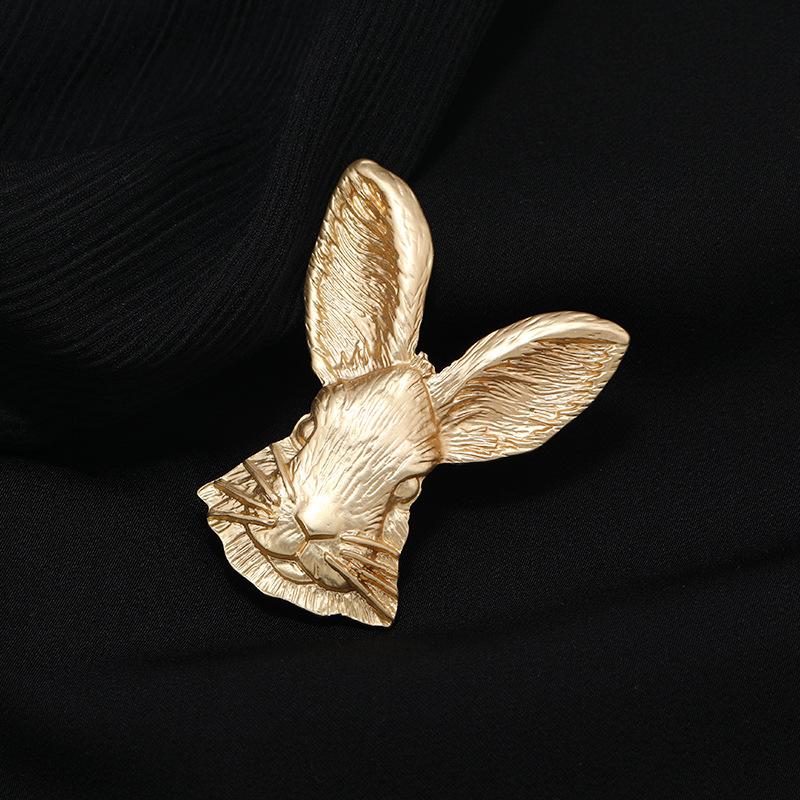 Retro gold rabbit brooch niche men's and women's literary temperament pin suit corsage high-end accessories