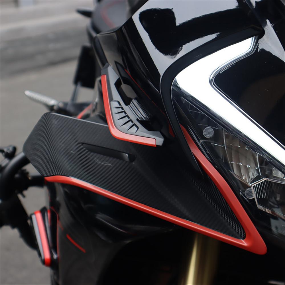 2x Motocyklový winglet boční spoiler aerodynamické křídlo větrná ploutev s červeným LED světlem