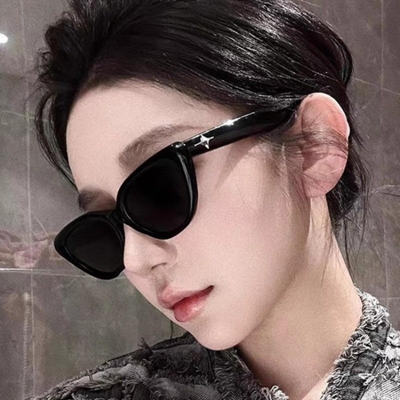 

1pcs Women s vintage cat-eye UV sunglasses, narrow black frame with star decor, fits small faces, elegant daily accessory. чёрный