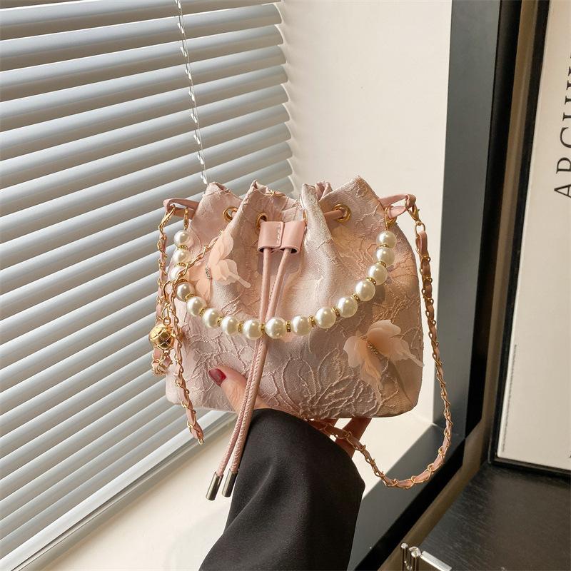 

Textured bucket bag, pearl chain handbag, new shoulder bag, textured personalized messenger bag. розовый