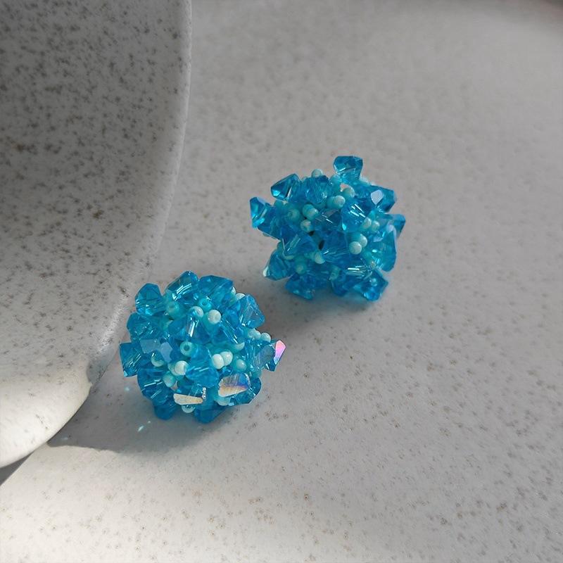 

Сломанный ледяной голубой холодный голубой гортензия серьги-гвоздики с бусинами персонализированные креативные серьги в отпускном стиле нишевые серьги