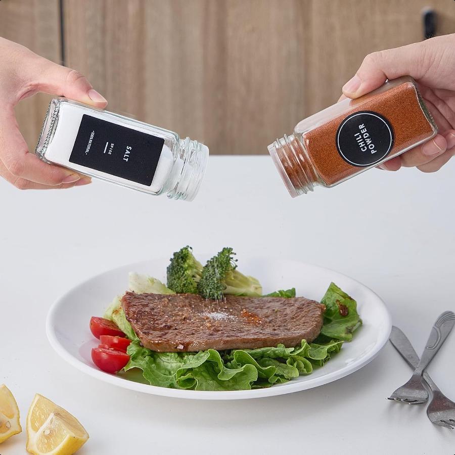 

24 стеклянные банки для специй с 576 этикеткамиБанки для специй с черными металлическими крышками 4 унции Пустые квадратные контейнеры для специй с крышками-дозаторами Воронка C United States