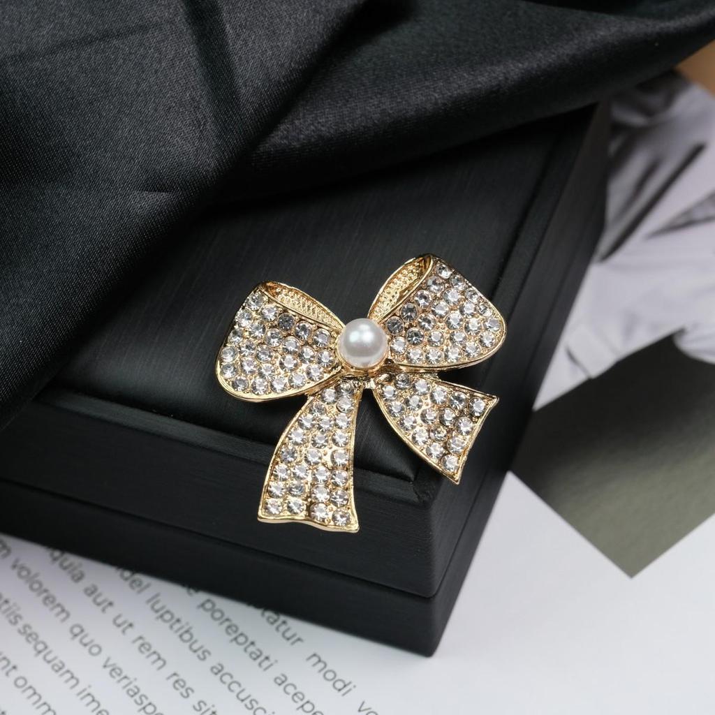 Elegant Versatile Light Luxury Corsage Brooch with Niche Design - Anti-Exposure Pin