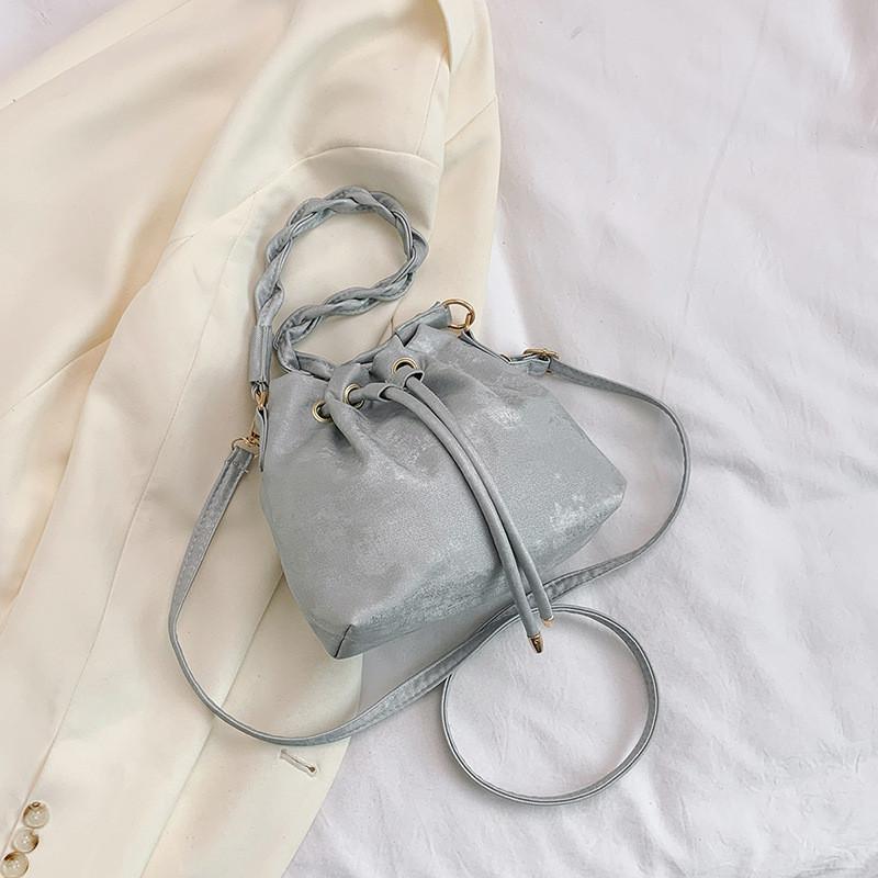 

Stylish 2024 Pu Bucket Bag Elegant Handheld Purse With Soft Polyester Lining For Women срібний