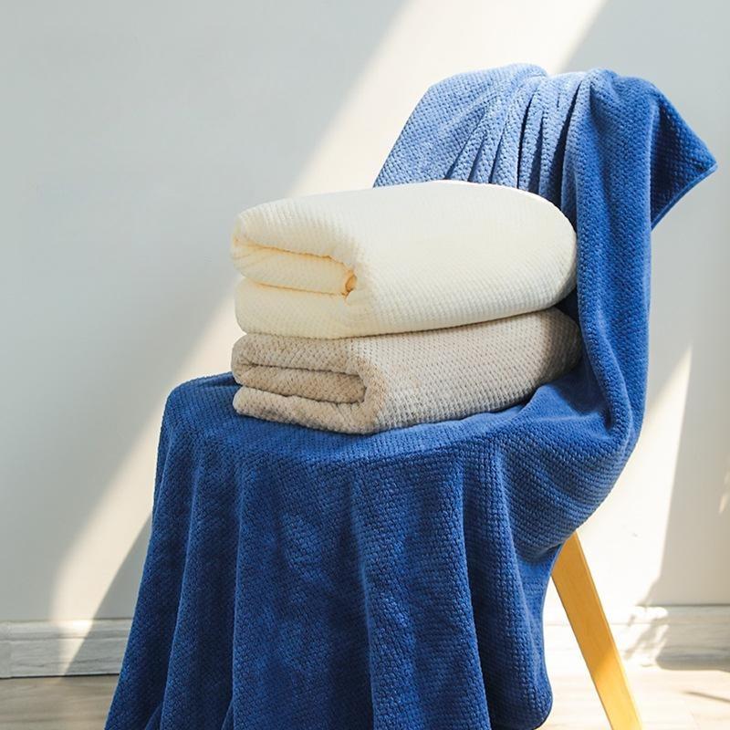 1pc Solid Color Coral Fleece Bath Towel Pineapple Grid Pattern Large Bath Towel Beach Towel Household Absorbent Bath Towel for Adult