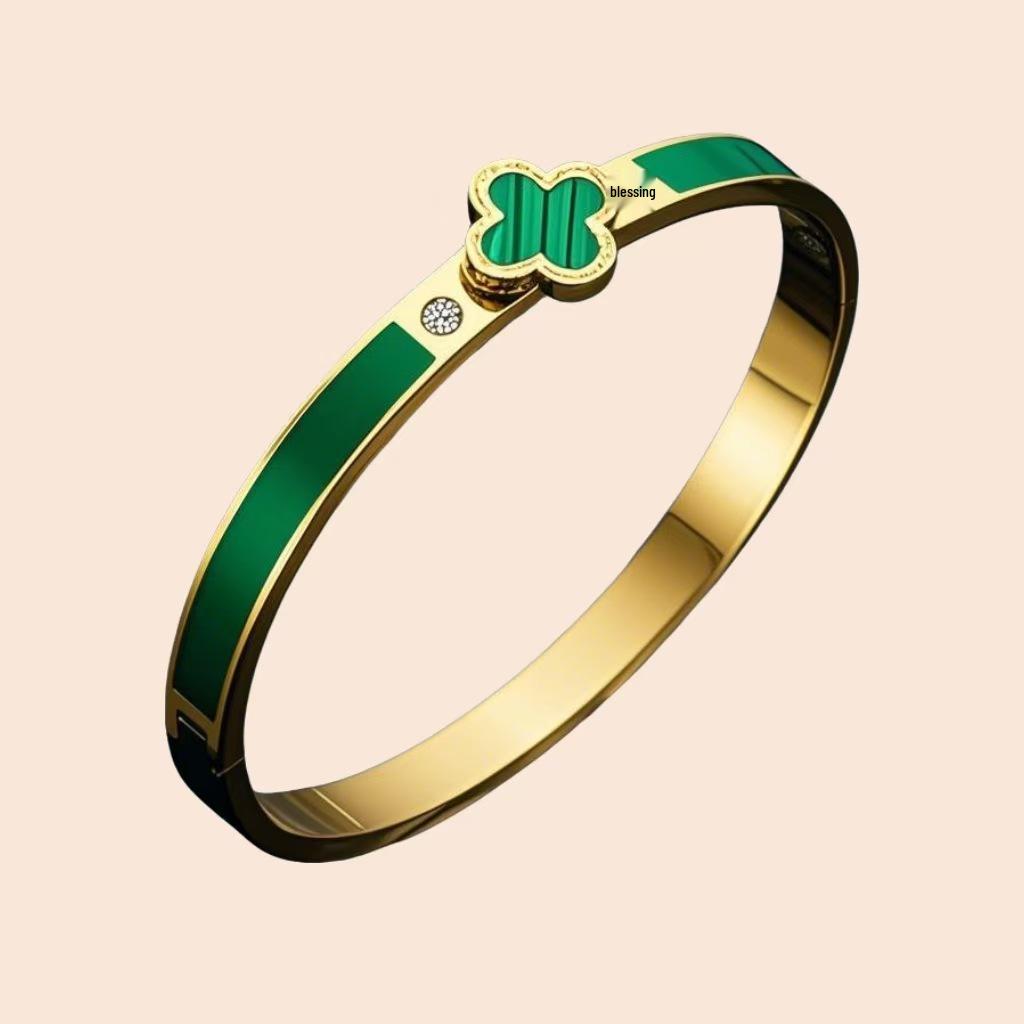Bracciale Quadrifoglio in Acciaio Titanio con Strass: Elegante Lusso Leggero per la Moda Versatile Femminile.