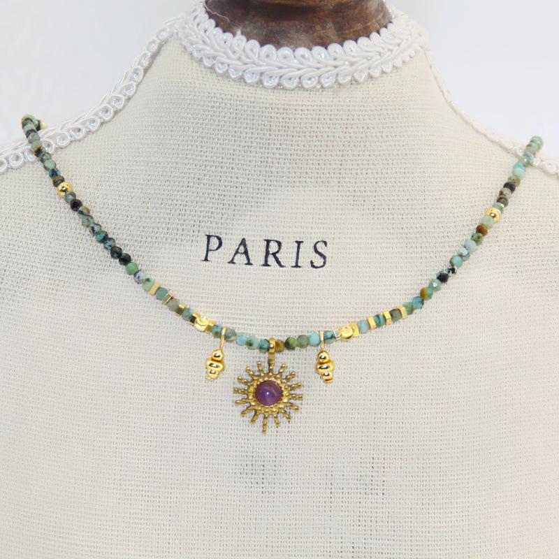 Collier en Perles de Pin Africain: Collier Ras-du-cou Pendentif Améthyste & Acier Titane avec Pierres Naturelles de Luxe Vintage.