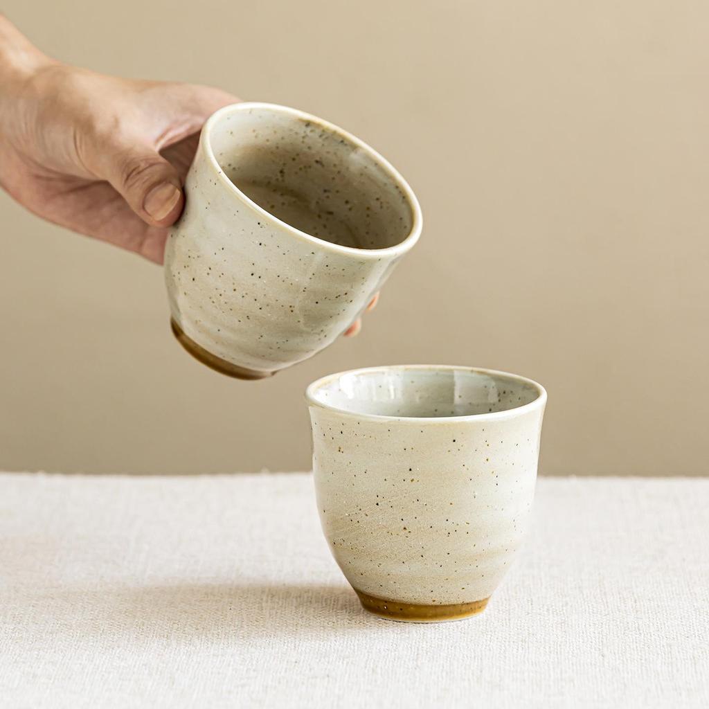 Ručně malovaný japonský keramický hrnek na čaj bez ucha s sezamovou glazurou